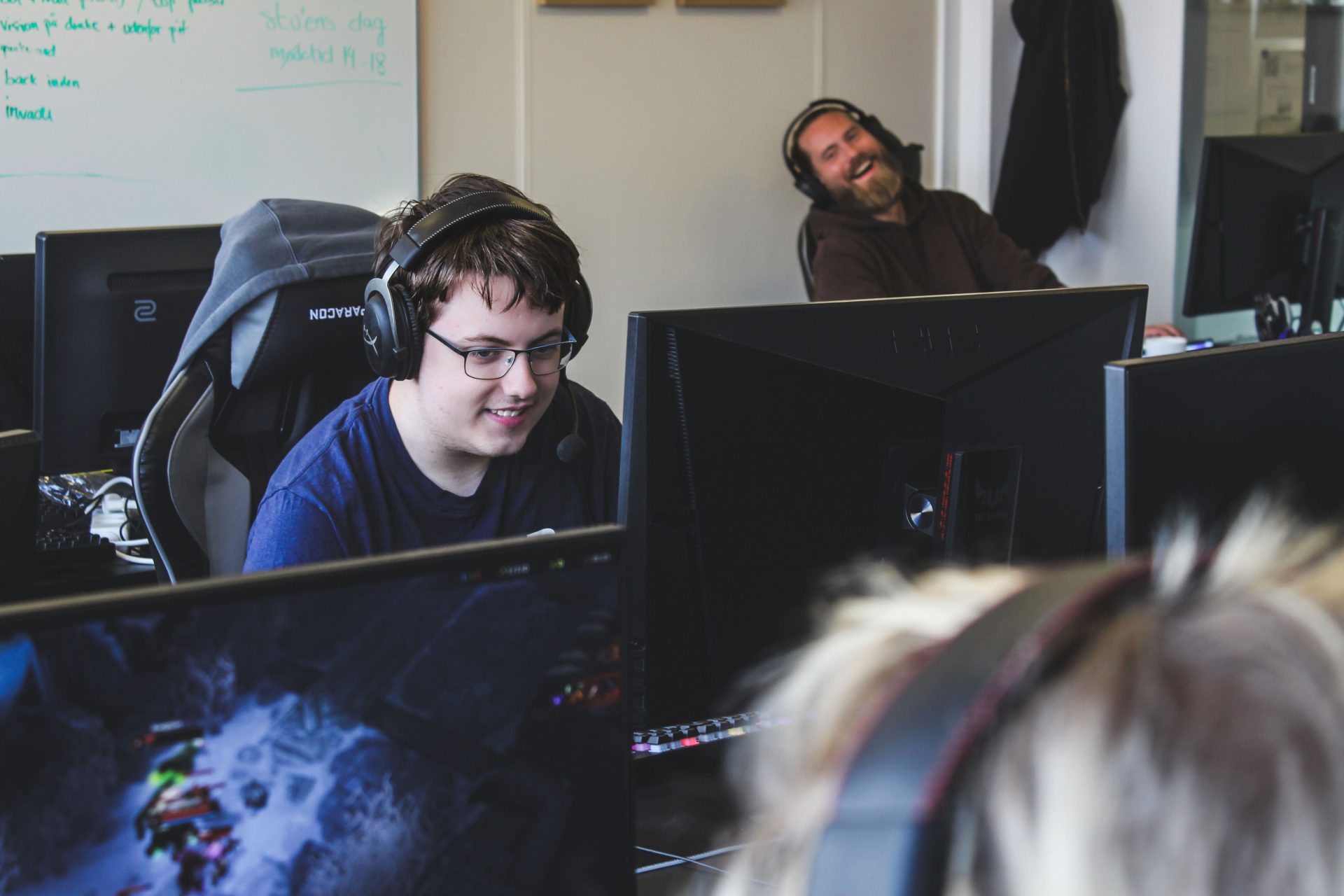 Dreng fra Sputnik Stu København som får undervisning i eSport.