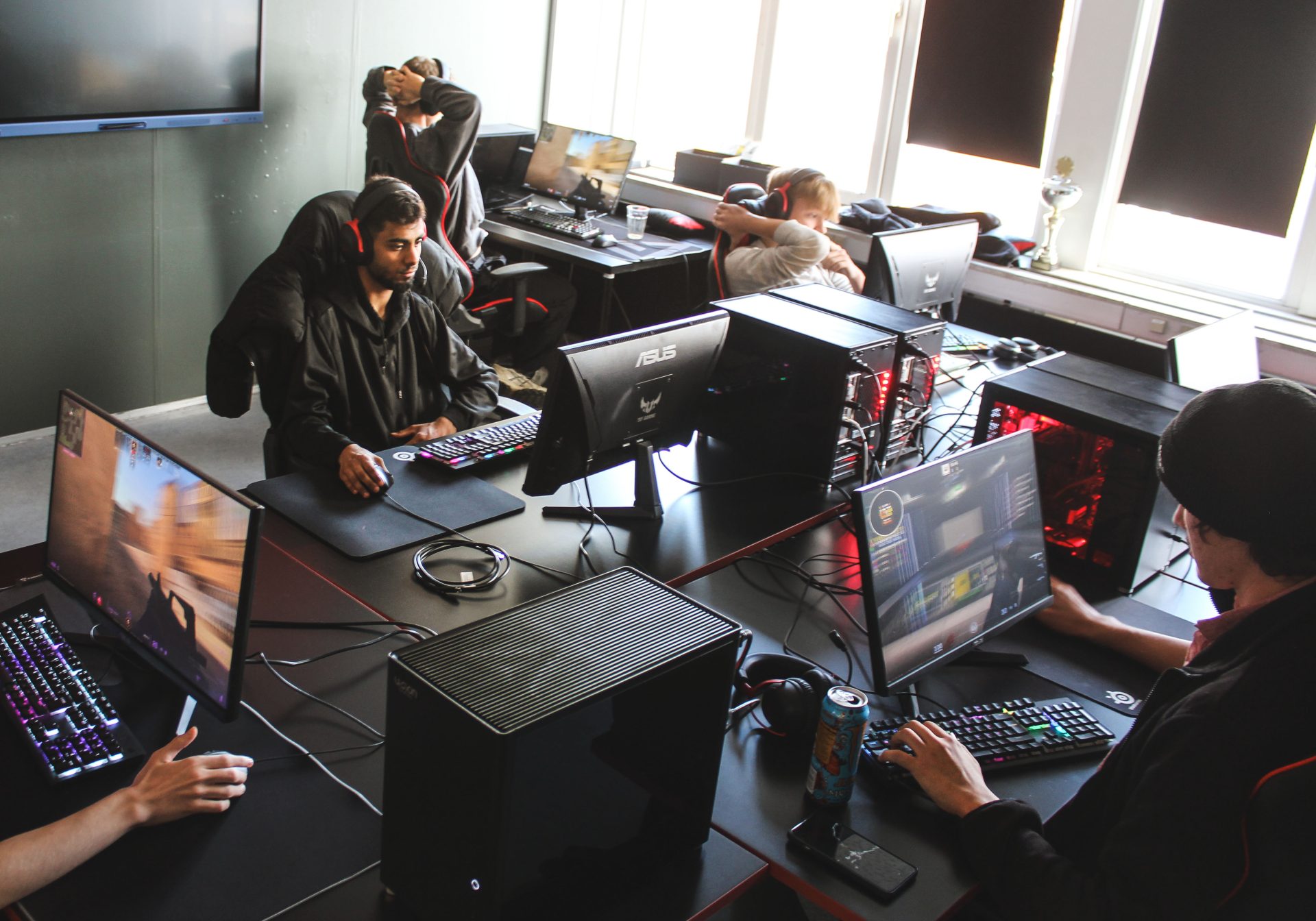 Drenge fra Sputnik Stu København som får undervisning i eSport.