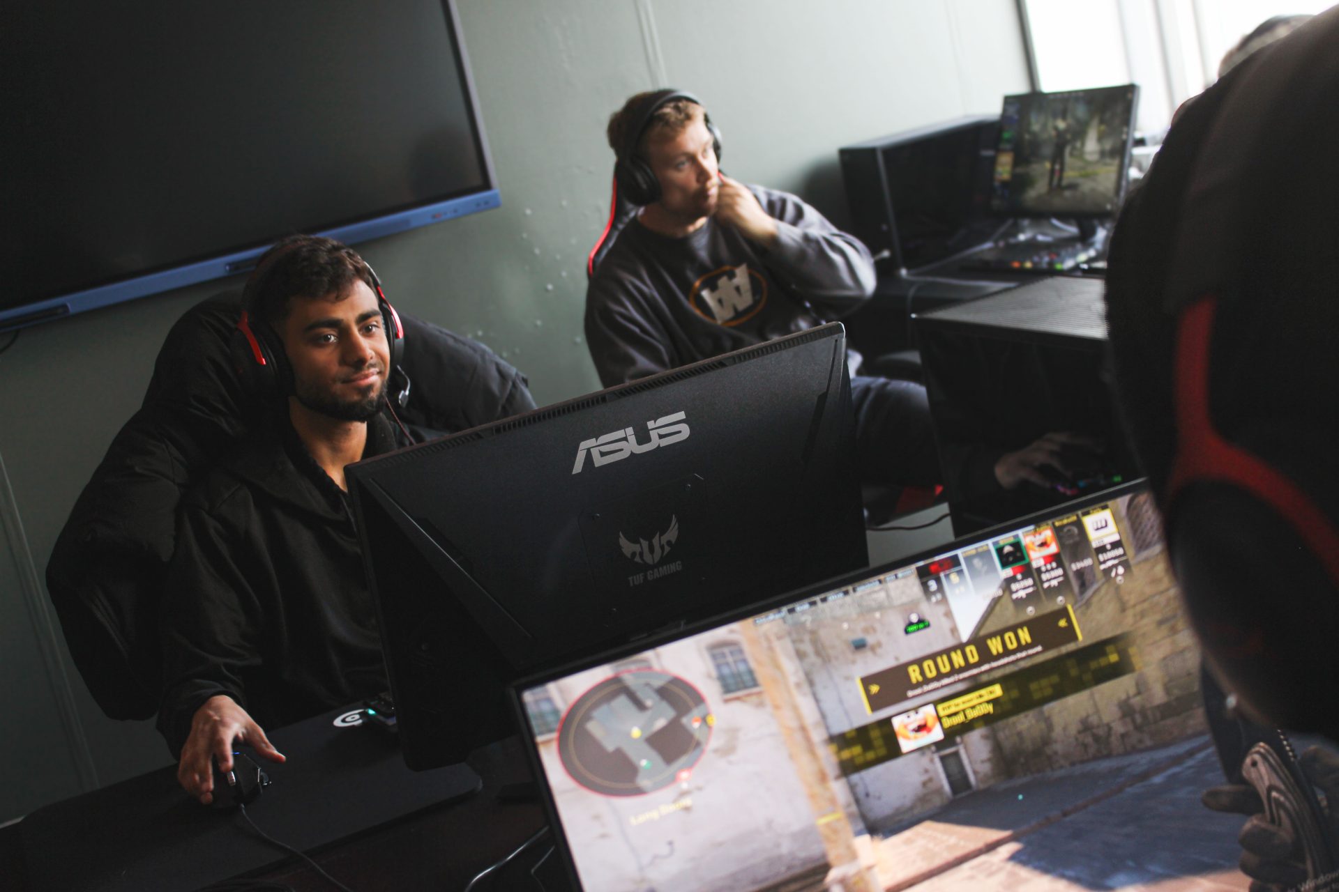 Dreng som smiler fra Sputnik Stu København som får undervisning i eSport.